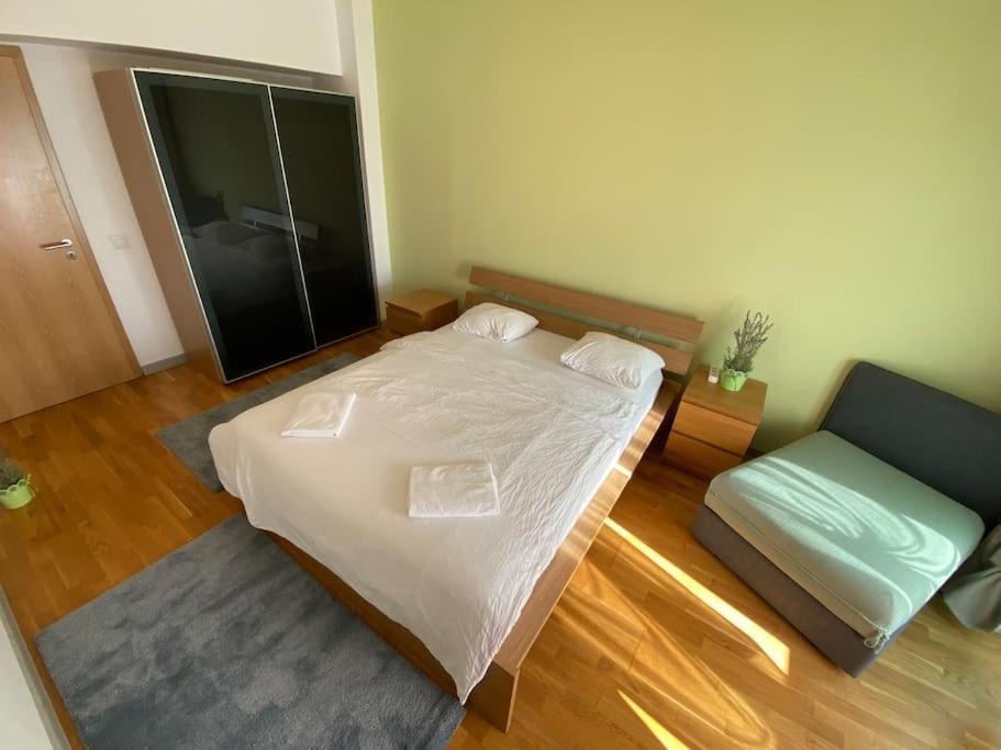 Green Apartment 214 With Private Parking Bucarest Exterior foto